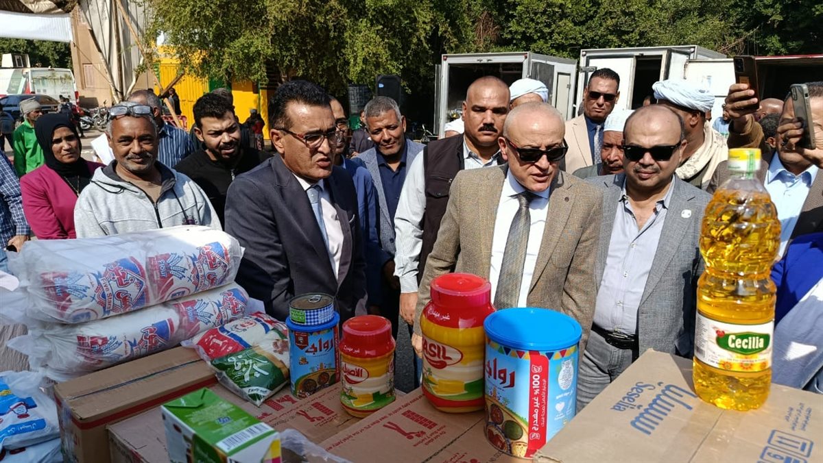 محافظ الأقصر يفتتح سوق اليوم الواحد بالكرنك