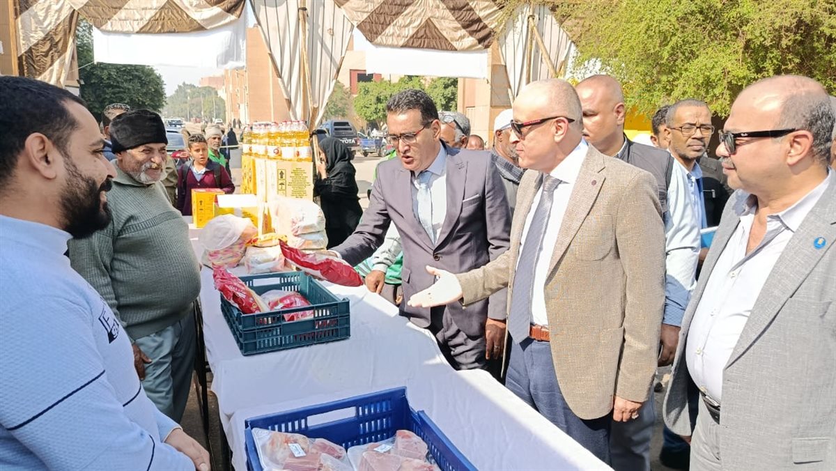 محافظ الأقصر يفتتح سوق اليوم الواحد بالكرنك