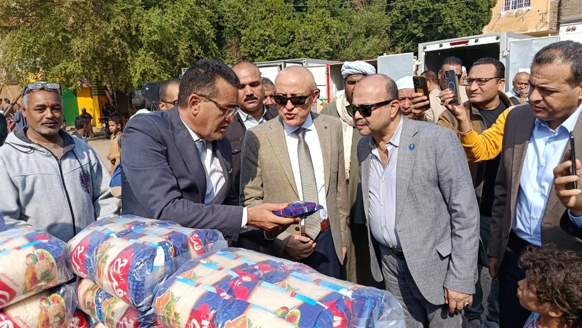 محافظ الأقصر يفتتح سوق اليوم الواحد بالكرنك