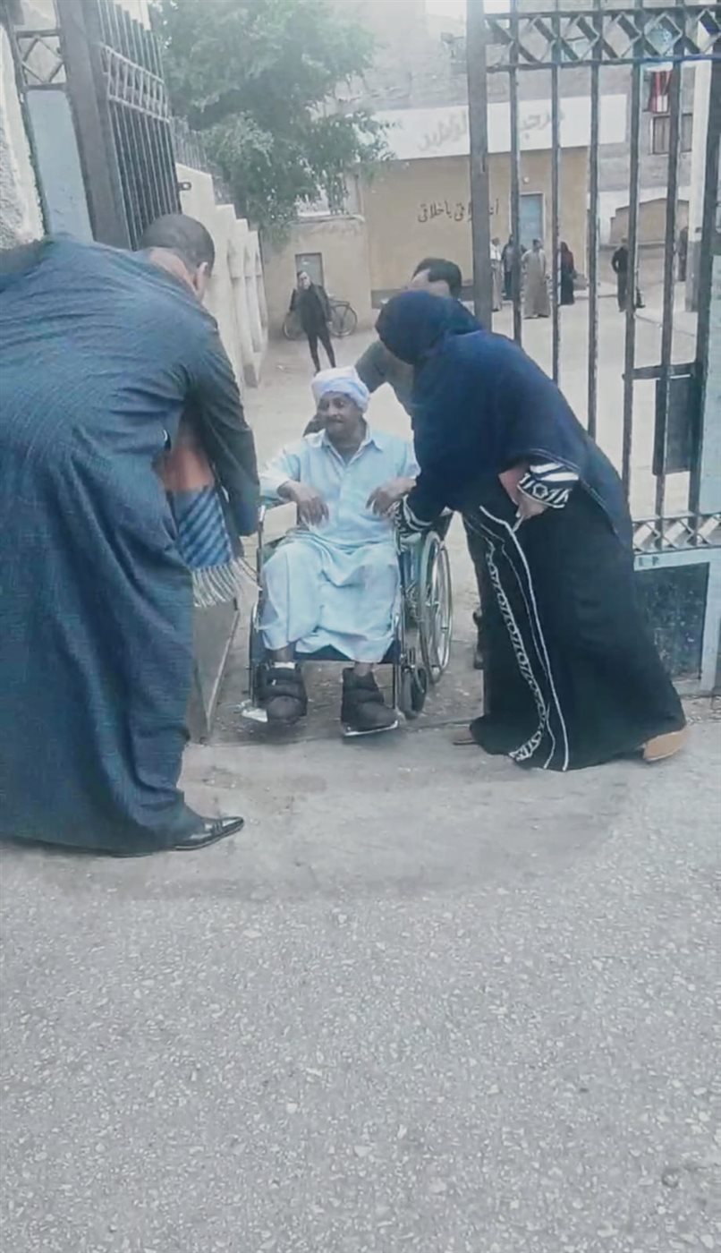 زوجة ترافق زوجها على كرسي متحرك للإدلاء بصوته