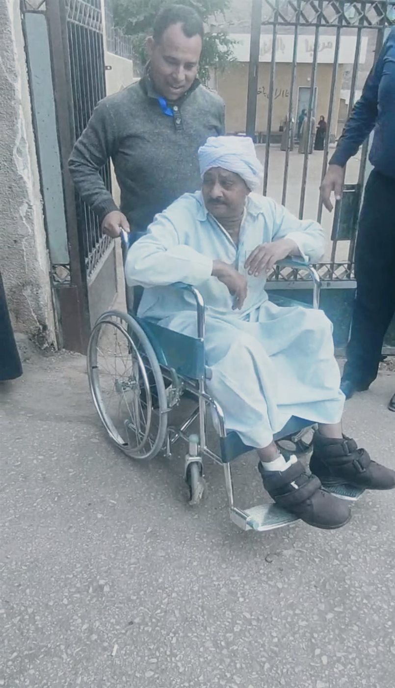 زوجة ترافق زوجها على كرسي متحرك للإدلاء بصوته