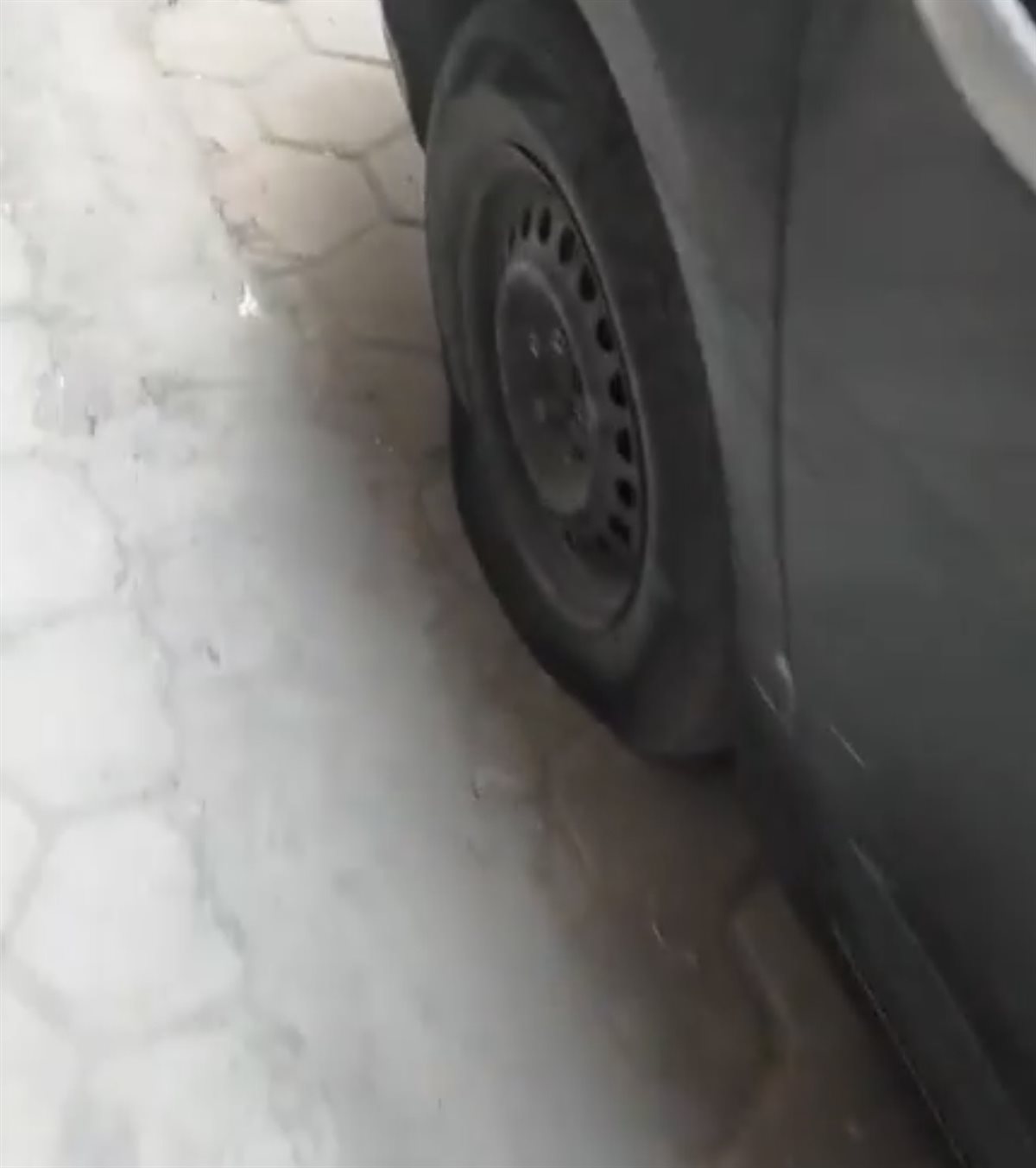 الإطارات على الجنط واستغاثة مواطن من الأقصر 