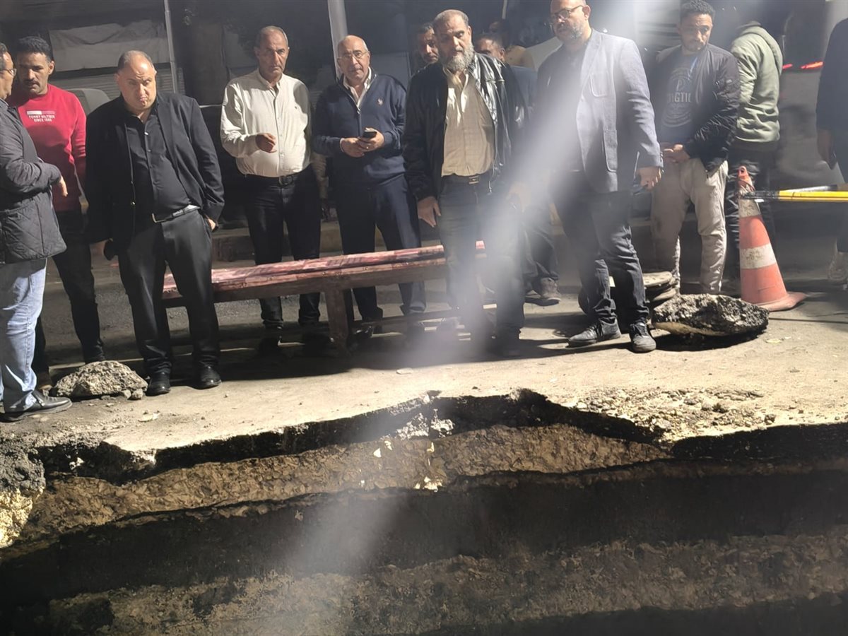 كسر مفاجئ بخط مياه أمام مستشفى أم المصريين