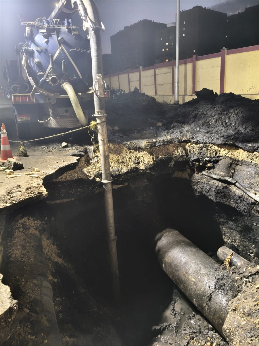 كسر مفاجئ بخط مياه أمام مستشفى أم المصريين