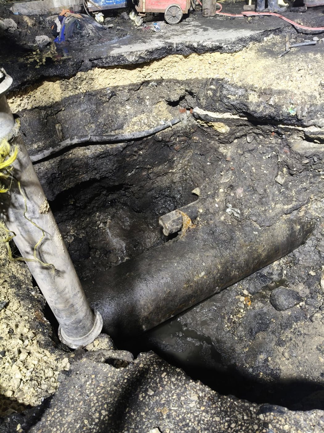 كسر مفاجئ بخط مياه أمام مستشفى أم المصريين