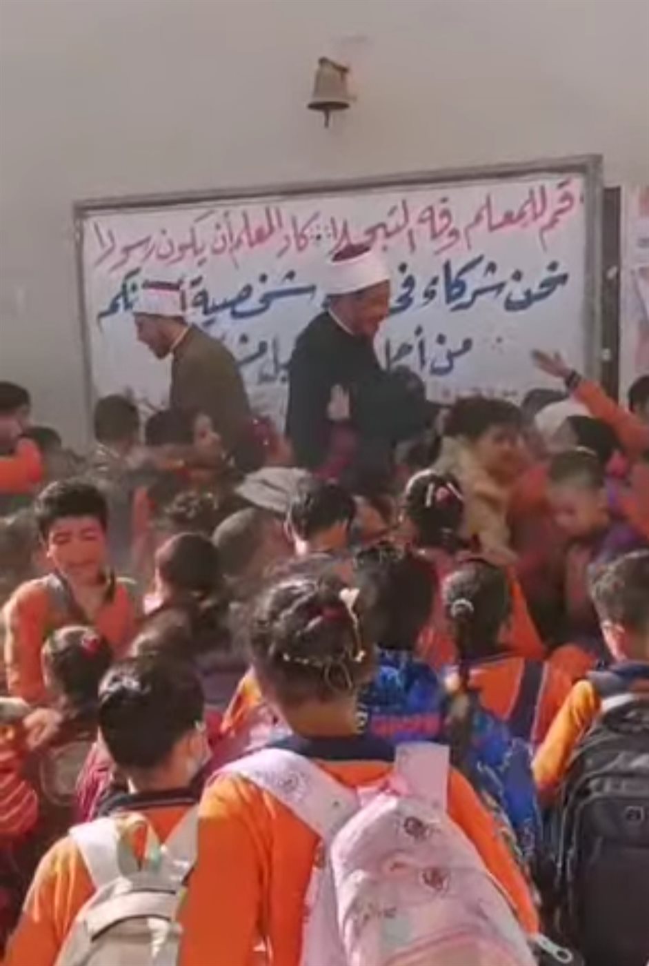 إلتفاف التلاميذ حول شيوخ الأزهر بالمنوفية