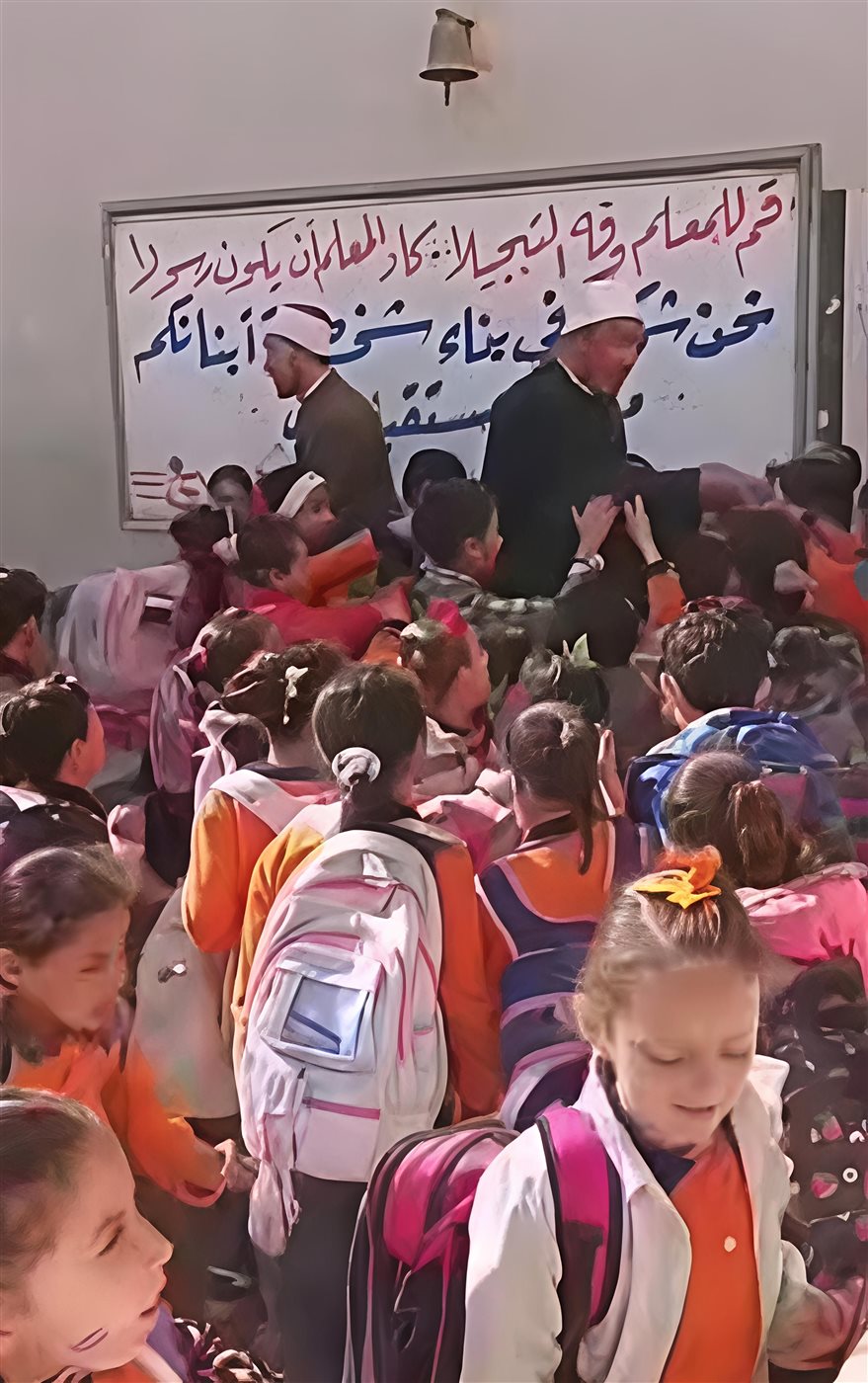 إلتفاف التلاميذ حول شيوخ الأزهر بالمنوفية 