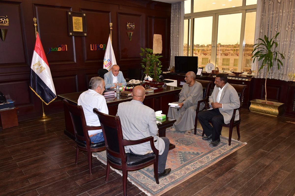 محافظ الأقصر مع المواطنين بالجلباب داخل ديوان المحافظة