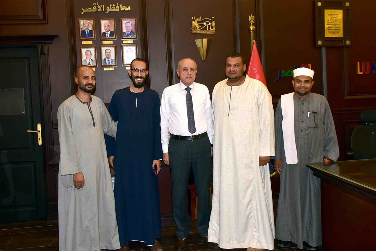 محافظ الأقصر مع المواطنين بالجلباب داخل ديوان المحافظة