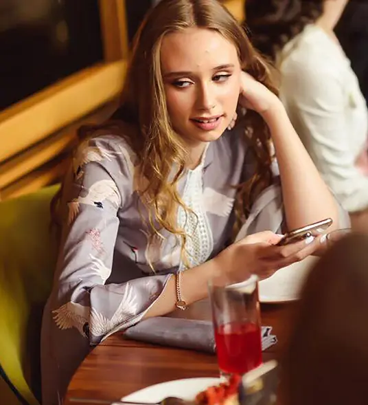 ابنة بوتين غير المُعلَنة تكسر صمتها وتعبّر عن أسفها للحرب بين روسيا وأوكرانيا