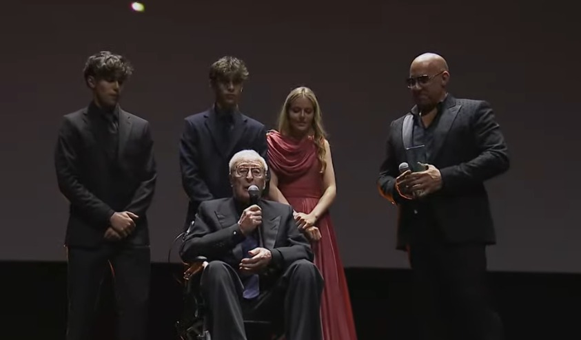 على كرسي متحرك.. تكريم النجم العالمي مايكل كين في مهرجان البحر الأحمر السينمائي وفين ديزل يسانده