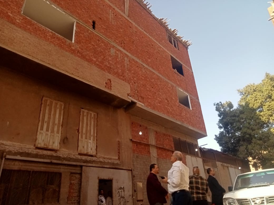 رئيس حي السلام أول يوقف أعمال بناء مخالف ويقود حملة لإزالته من المهد