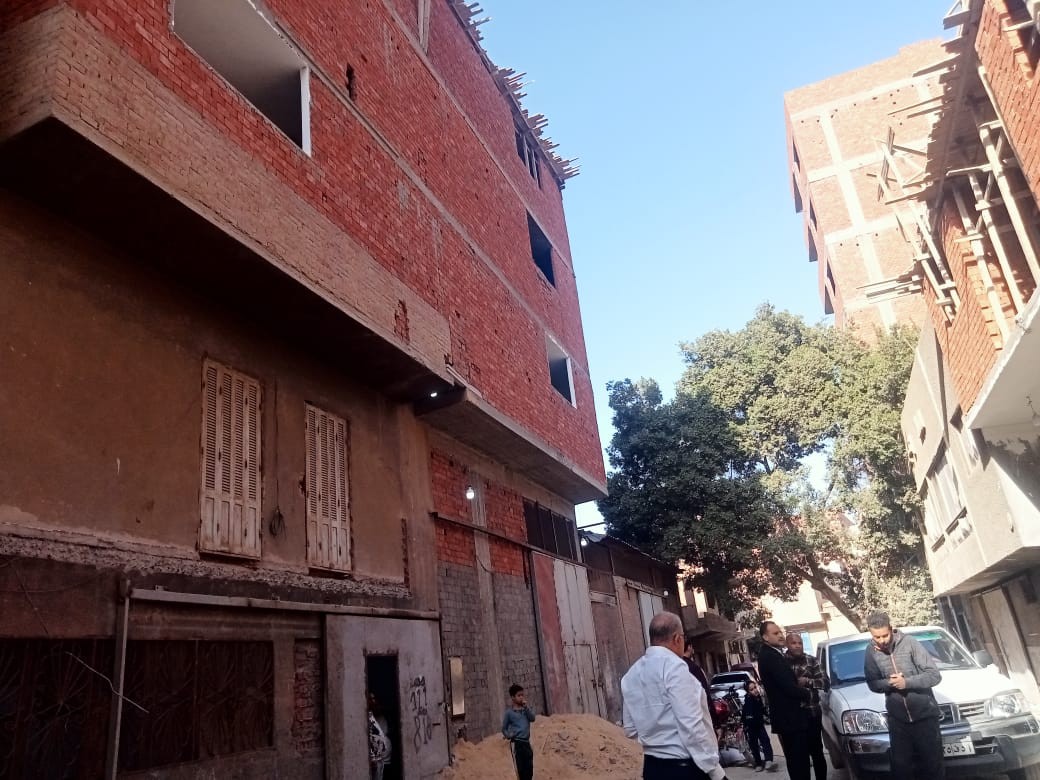 رئيس حي السلام أول يوقف أعمال بناء مخالف ويقود حملة لإزالته من المهد