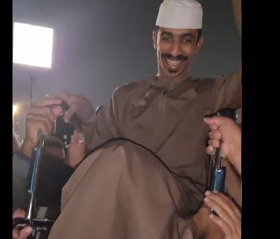  الجماهير المصرية يحملون مشجعًا عمانيًا من ذوي الهمم على الأعناق