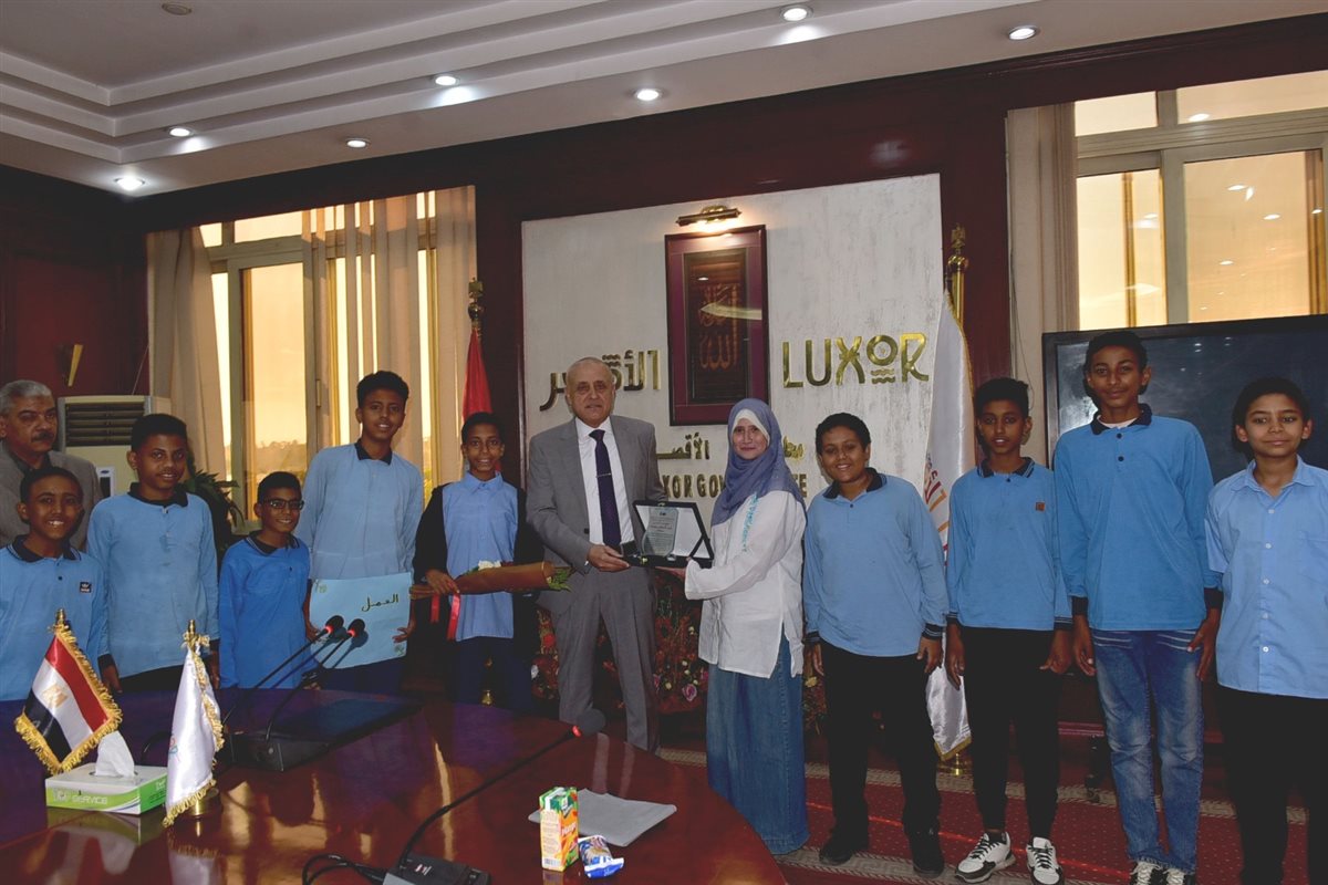 محافظ الأقصر يلتقي والطلبة المتفوقين