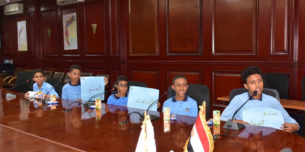 محافظ الأقصر يلتقي والطلبة المتفوقين