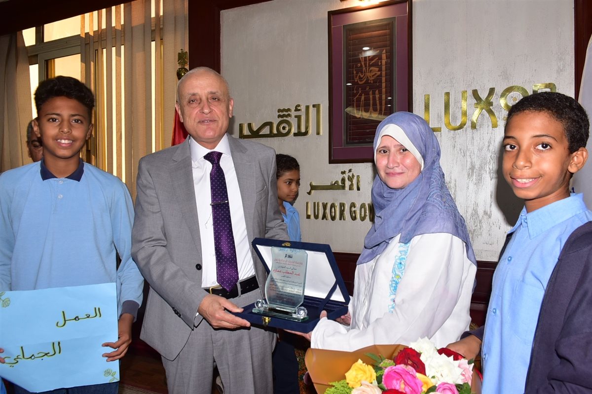 محافظ الأقصر يلتقي والطلبة المتفوقين