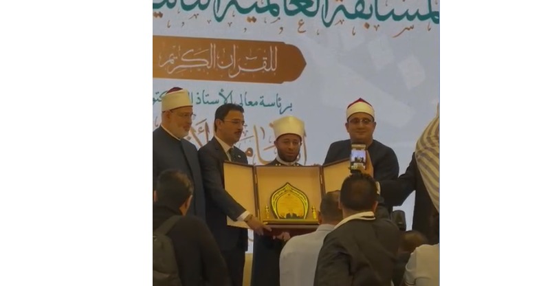 تحمل صورة الرئيس السيسي.. أسرة الشيخ الشحات أنور تهدي الأزهري تذكارًا خلال افتتاح المسابقة العالمية للقرآن الكريم