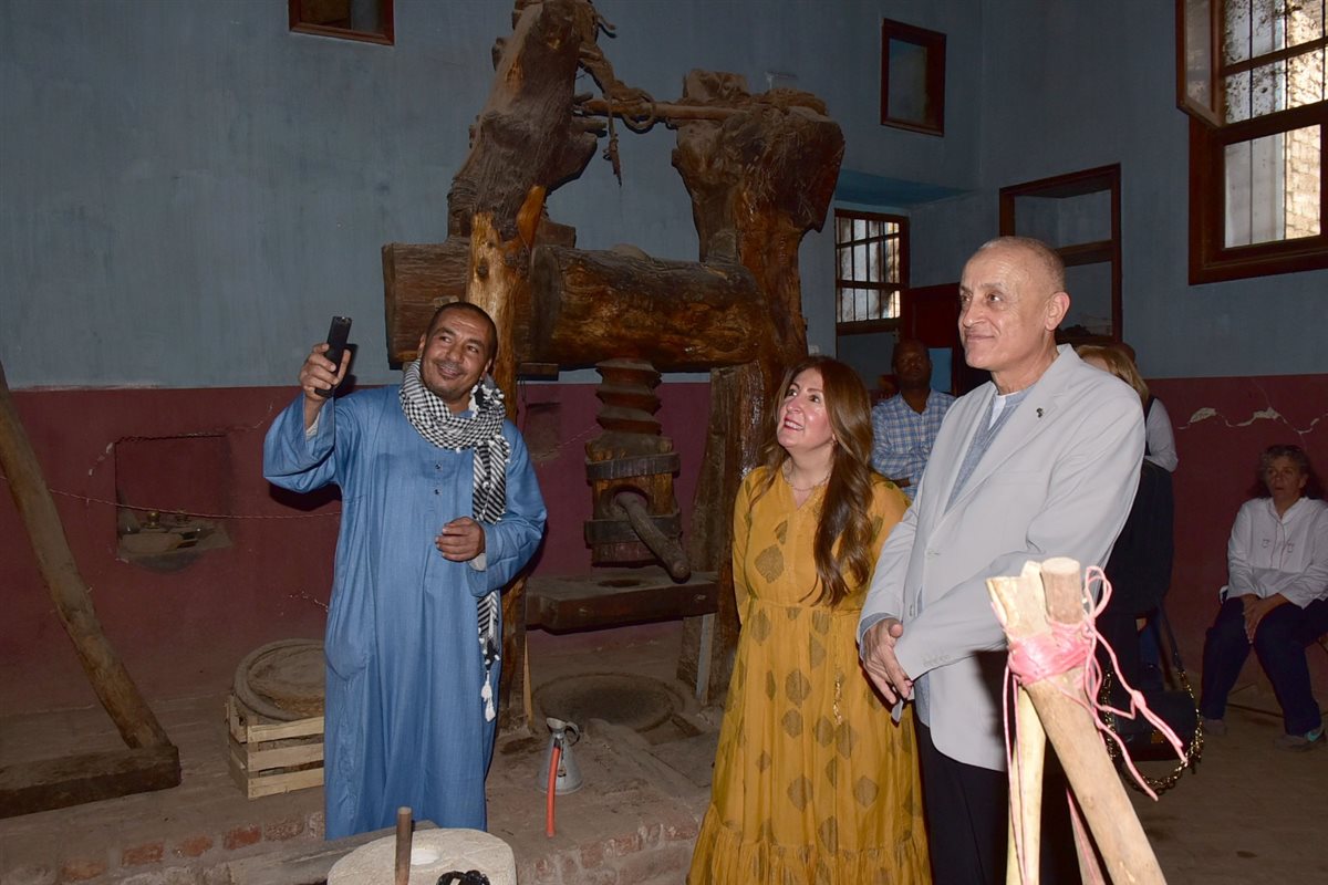 جولة السفيرة الأمريكية ومحافظ الأقصر بإسنا