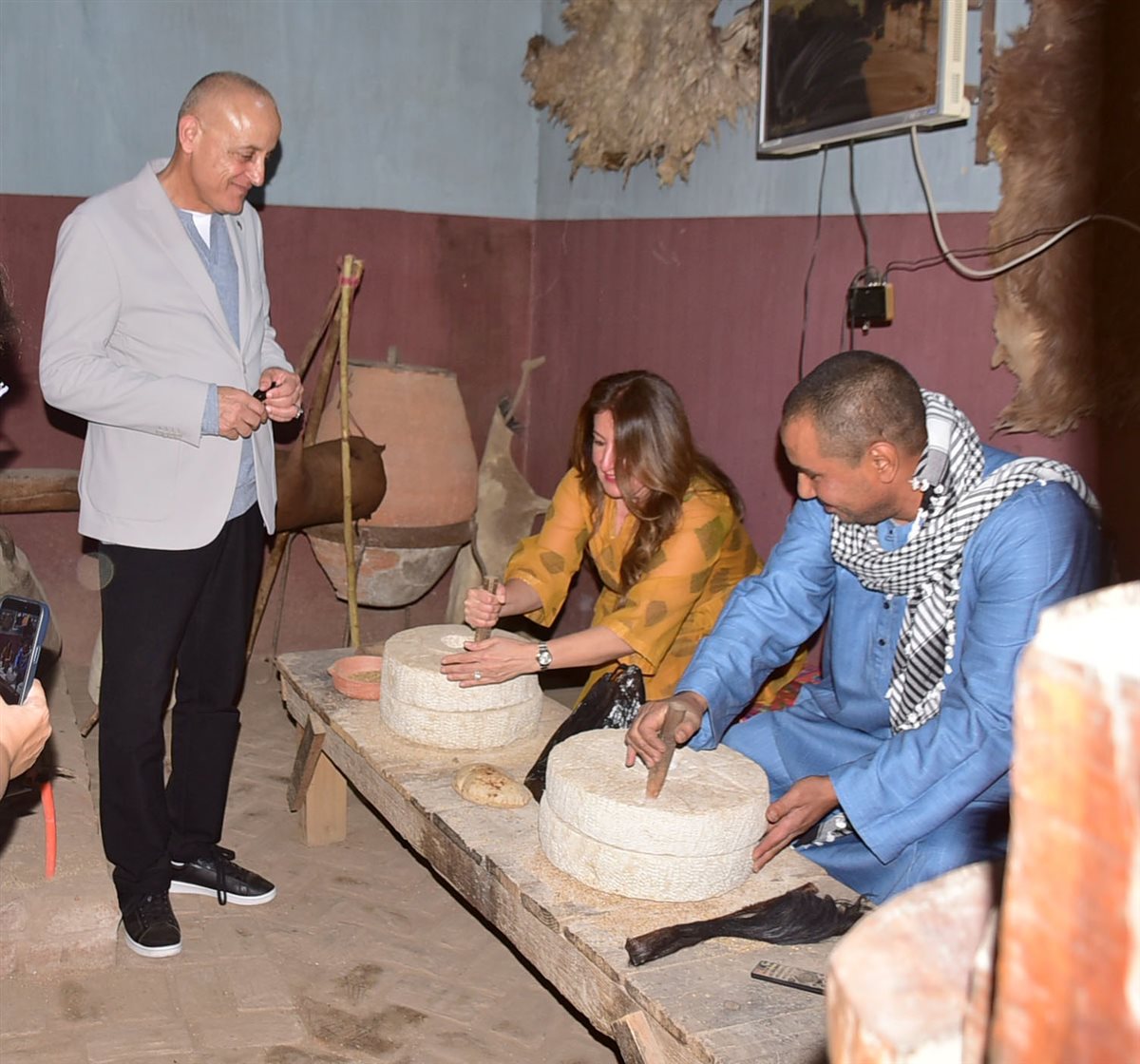 جولة السفيرة الأمريكية ومحافظ الأقصر بإسنا