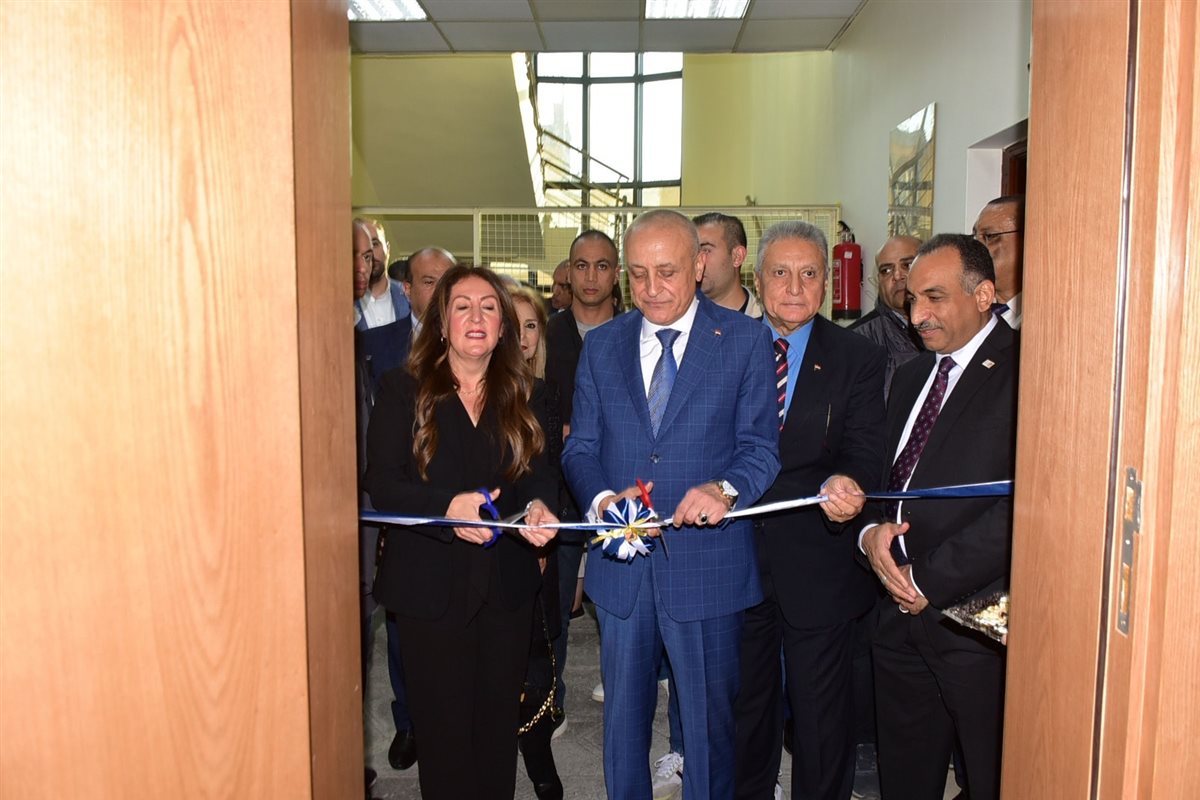 محافظ الأقصر والسفيرة الأمريكية يفتتحان الركن الأمريكي