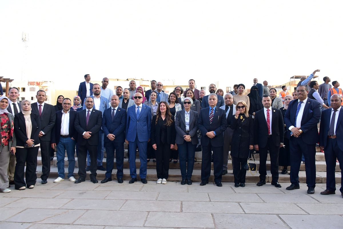 محافظ الأقصر والسفيرة الأمريكية يفتتحان الركن الأمريكي