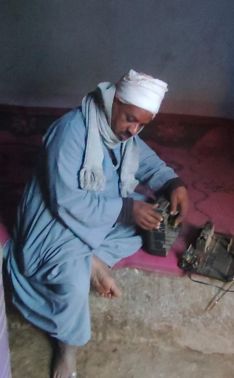 عم رمضان الكفيف مؤذن وكهربائي بسوهاج