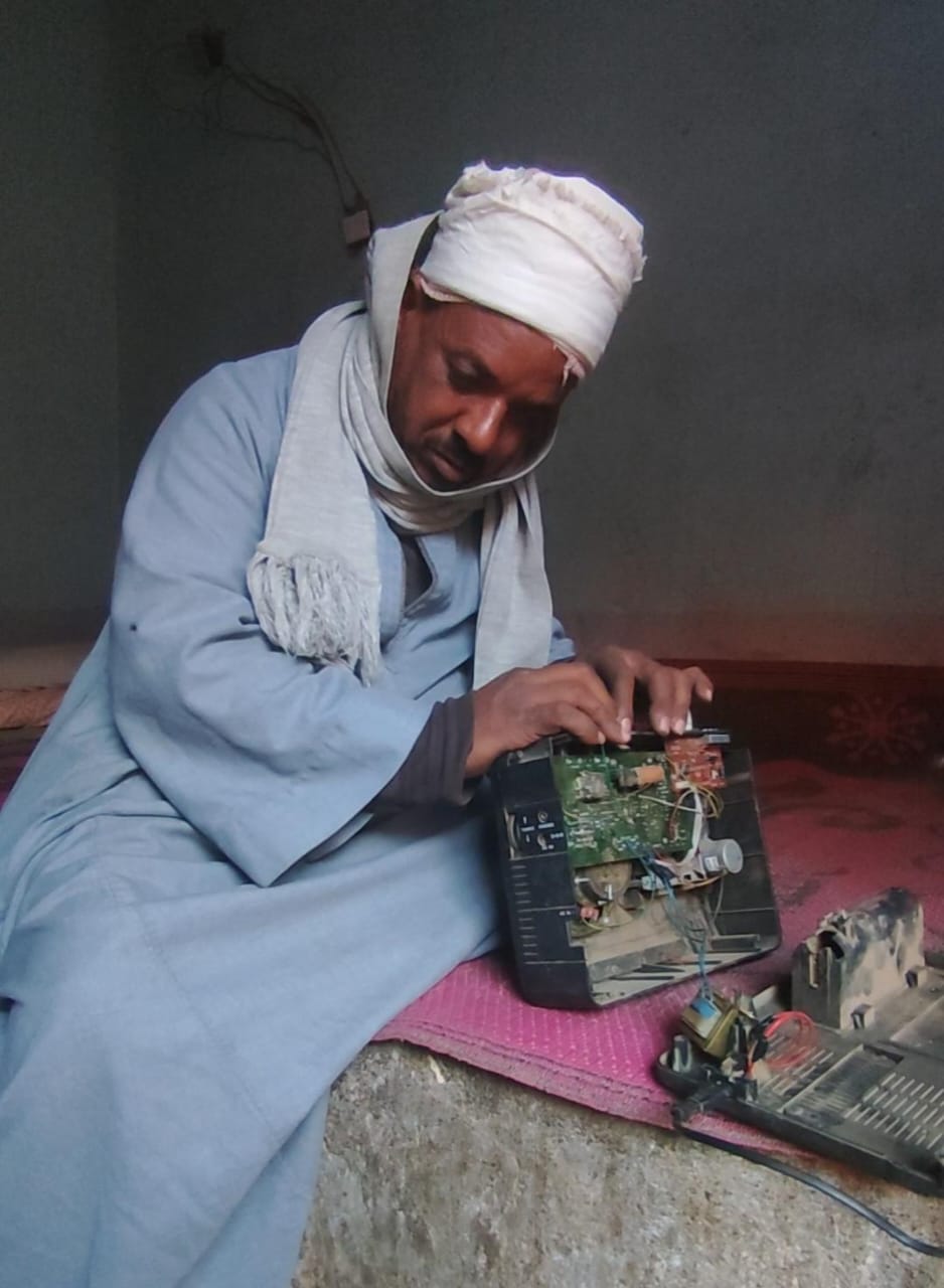 عم رمضان الكفيف مؤذن وكهربائي بسوهاج