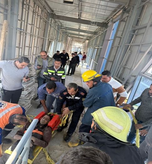 <strong>سقوط عمال الأتوبيس الترددي بالبساتين </strong>