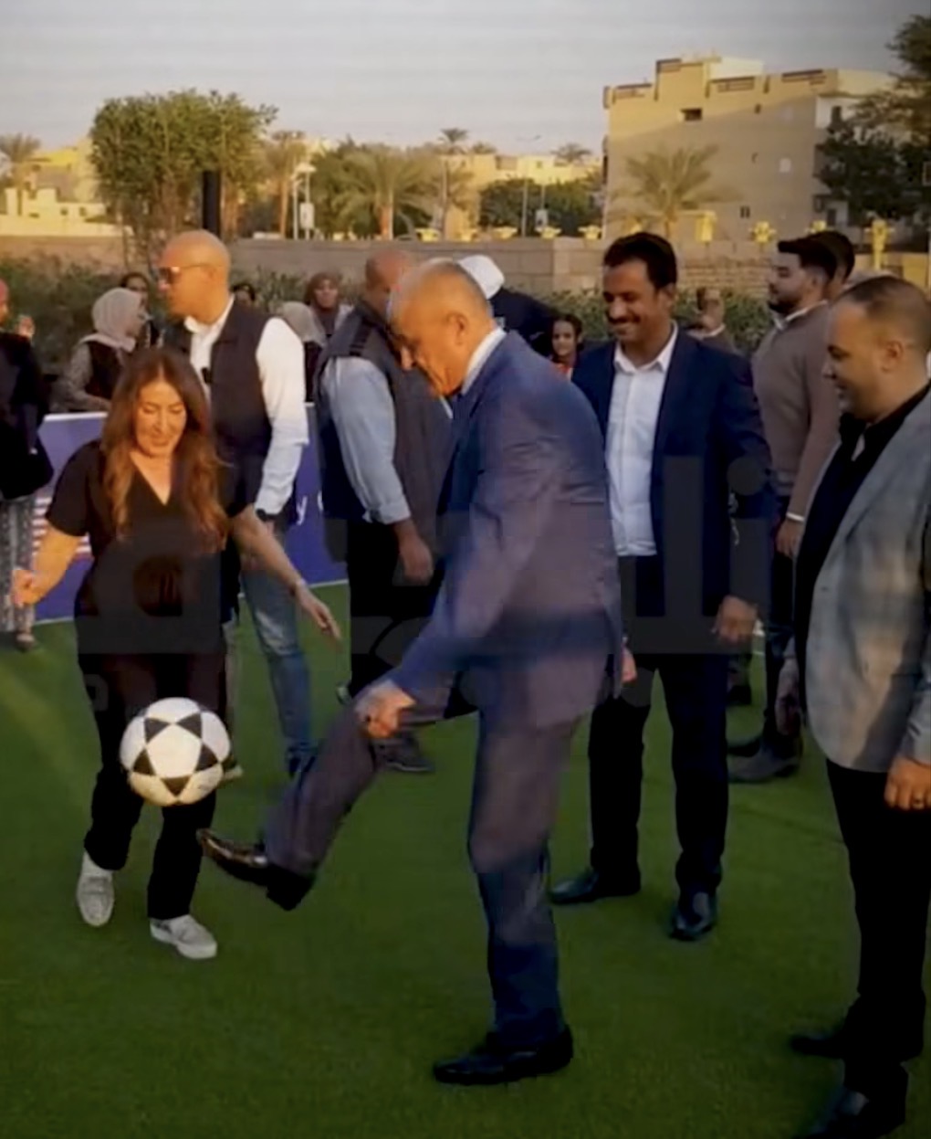 مباراة ودية بين محافظ الأقصر والسفيرة الأمريكية