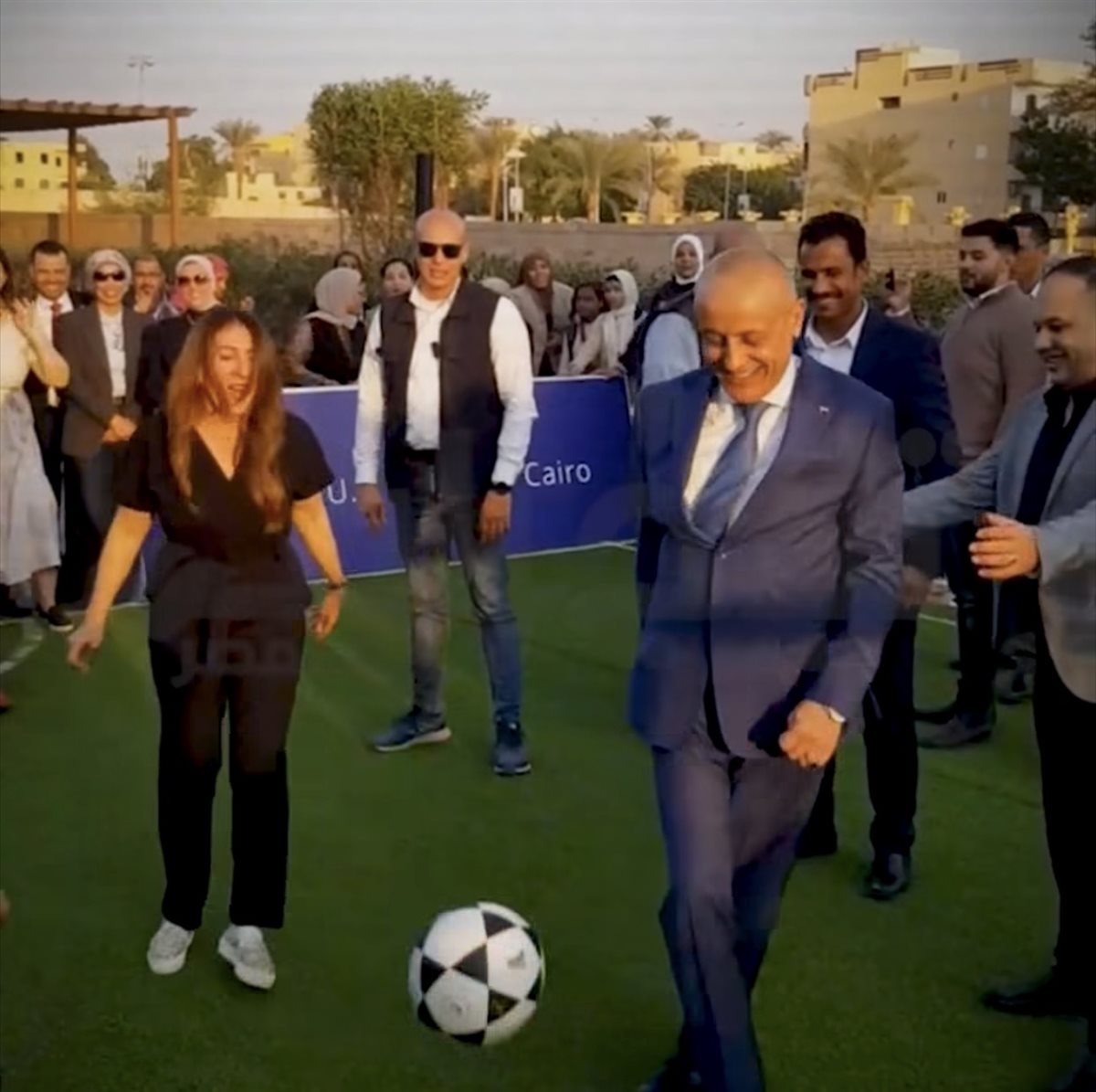 مباراة ودية بين محافظ الأقصر والسفيرة الأمريكية