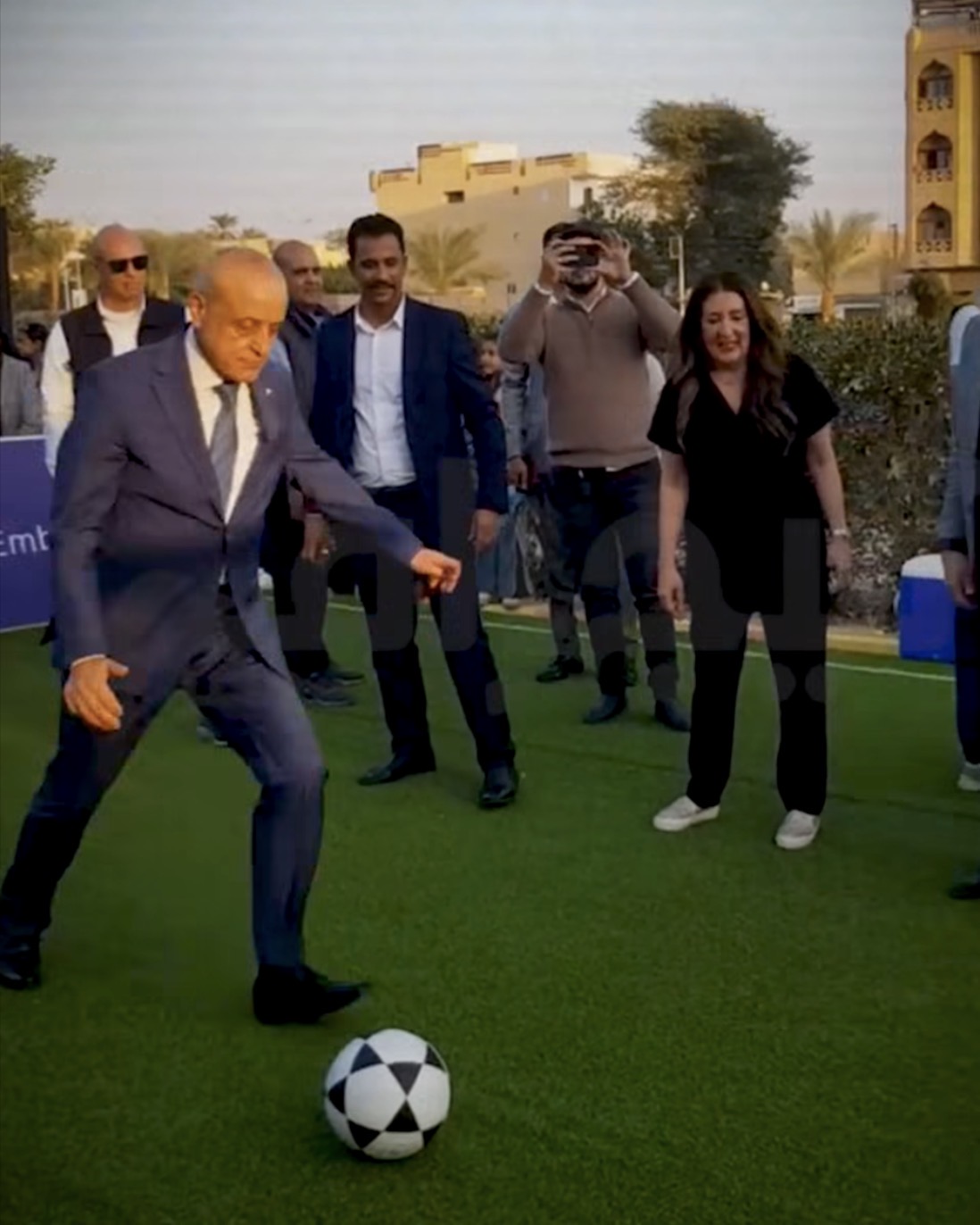 مباراة ودية بين محافظ الأقصر والسفيرة الأمريكية