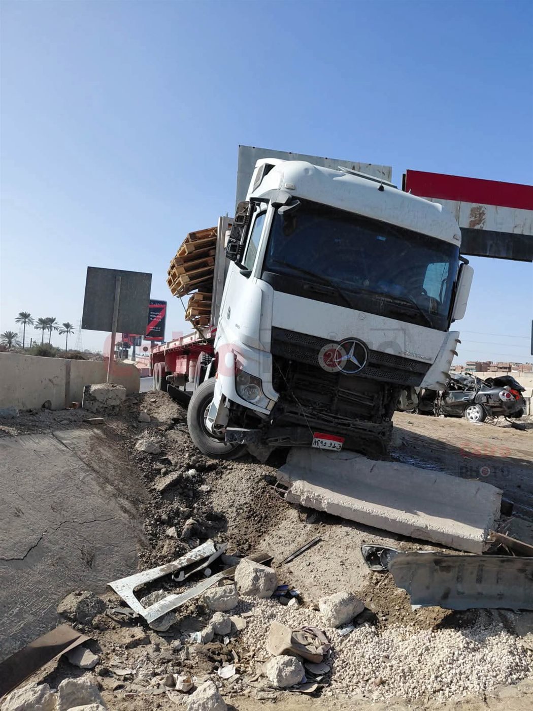 تصادم سيارة نقل بأخرى ملاكي