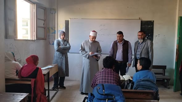 رئيس القاهرة الأزهرية يوجه بضرورة الالتزام التام بخطط الدراسة وتحقيق أعلى درجات الانضباط داخل الصفوف