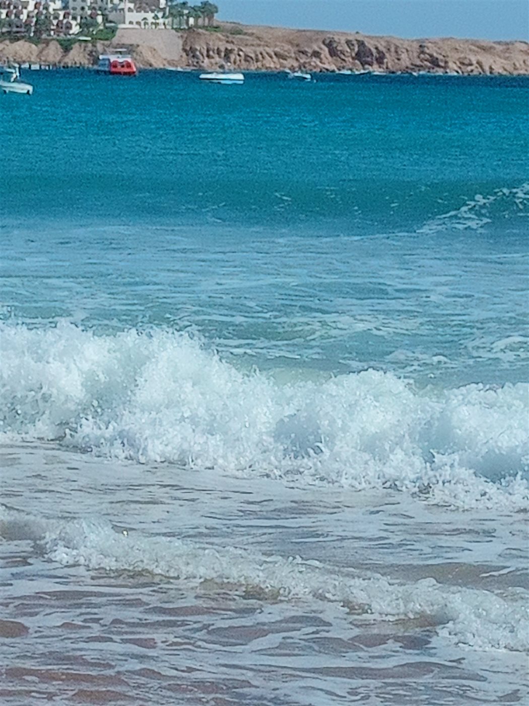 ارتفاع الأمواج بشواطئ شرم الشيخ