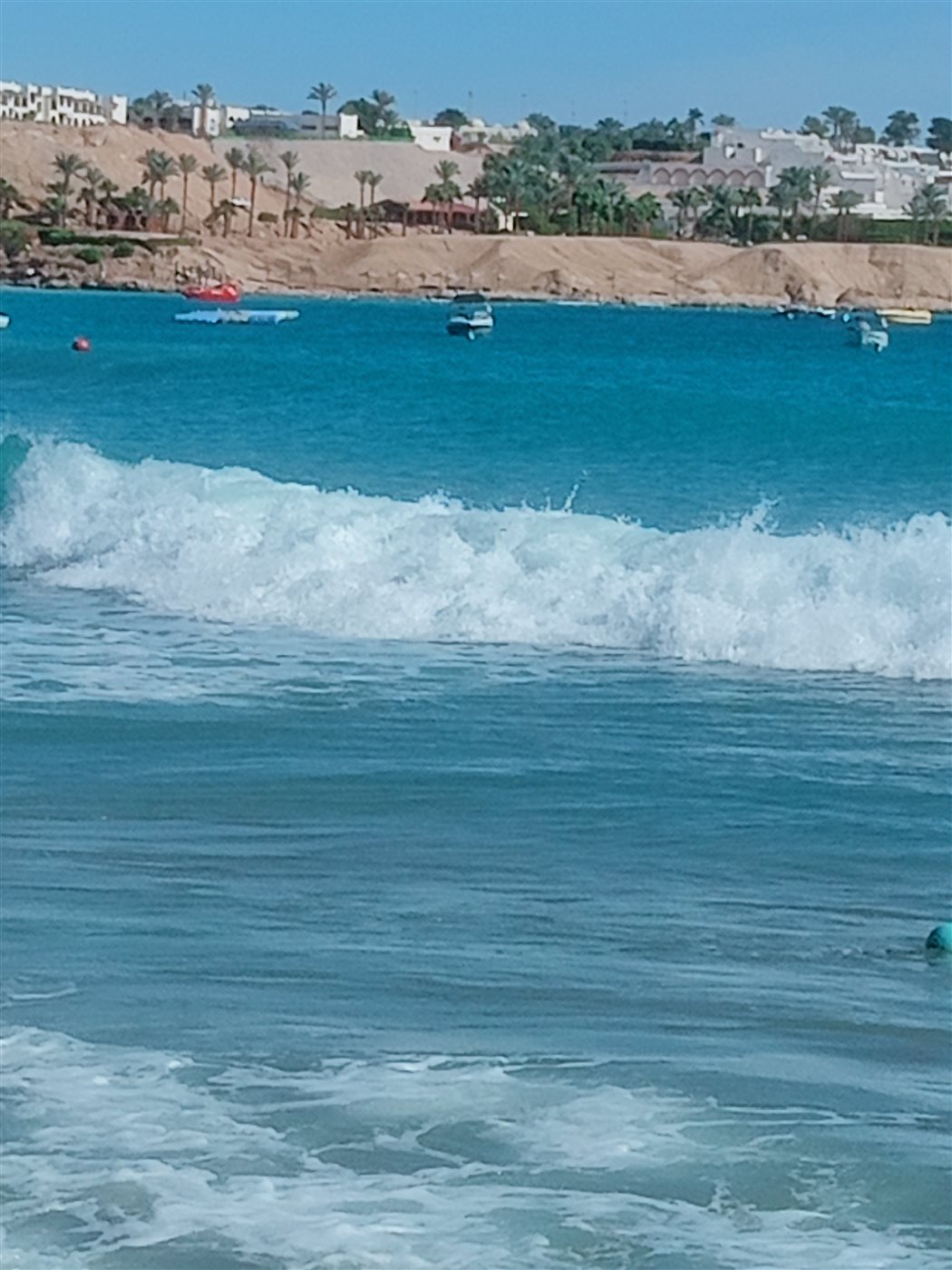 ارتفاع الأمواج بشواطئ شرم الشيخ