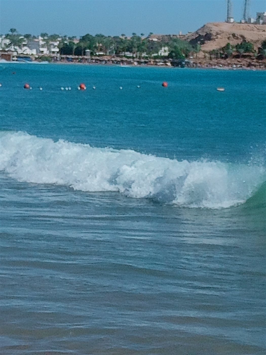 ارتفاع الأمواج بشواطئ شرم الشيخ