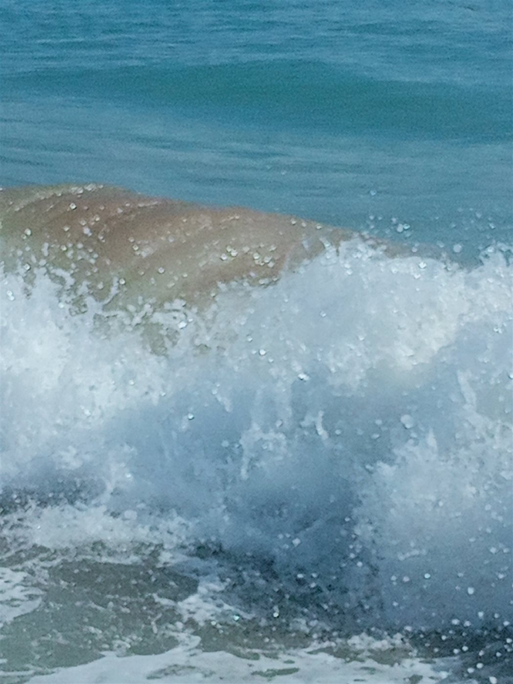 ارتفاع الأمواج بشواطئ شرم الشيخ