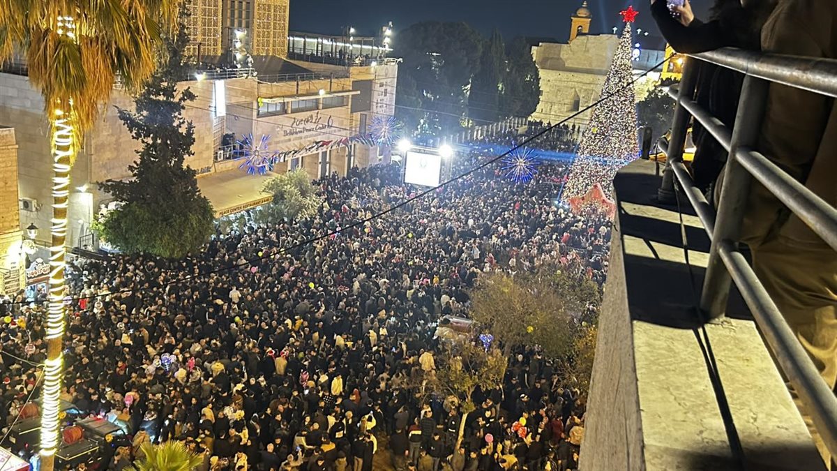 إضاء شجرة عيد الميلاد لأول مرة في بيت لحم بعد عامين من الحرب على غزة
