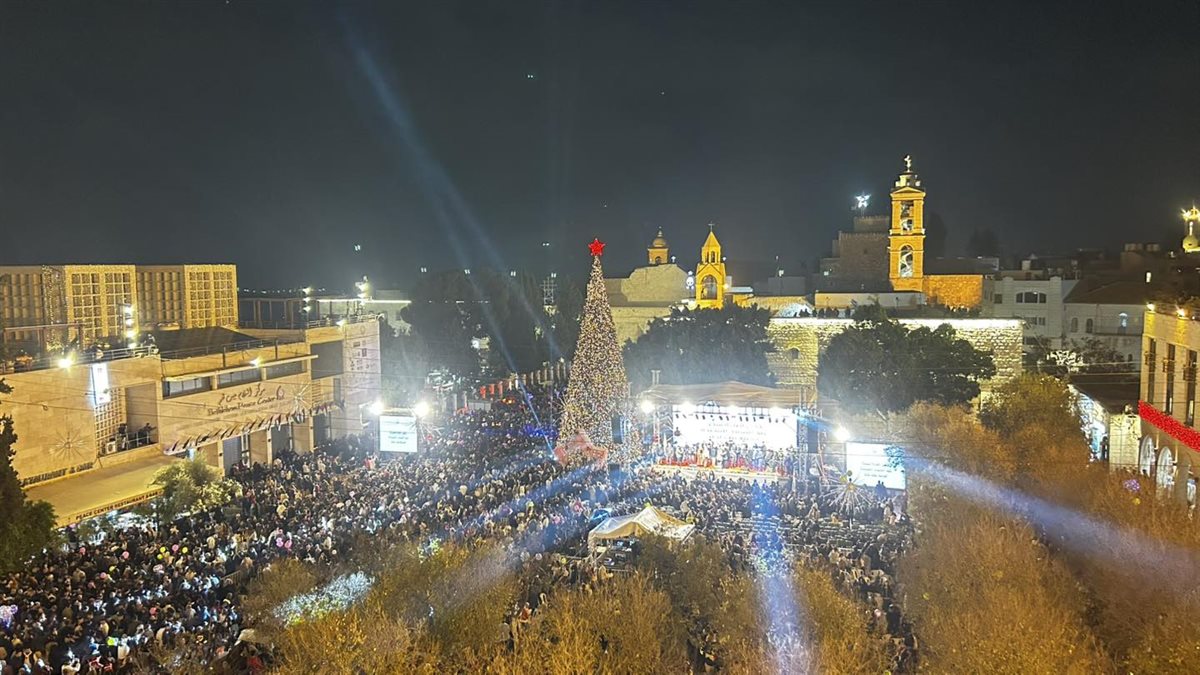 إضاء شجرة عيد الميلاد لأول مرة في بيت لحم بعد عامين من الحرب على غزة