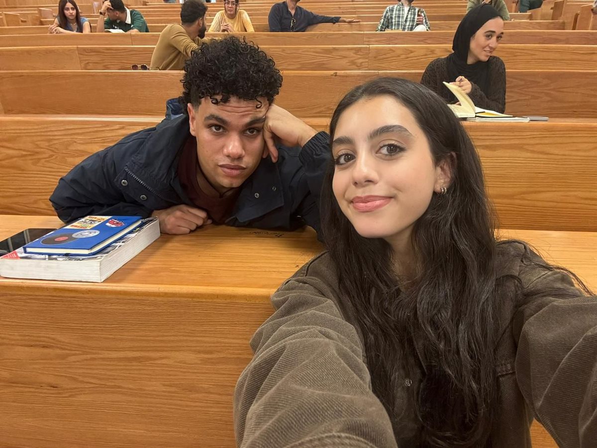 لقطات لـ ياسمينا العبد من كواليس مسلسلها ميد ترم