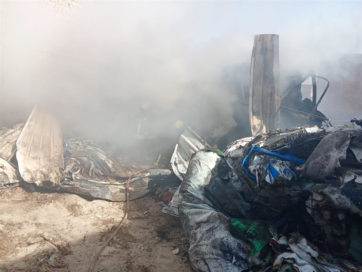 السيطرة على حريق مخزن موكيت ومفروشات بالبراجيل