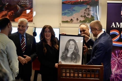 فنان أقصري يهدي السفيرة بورتريه من رسمة