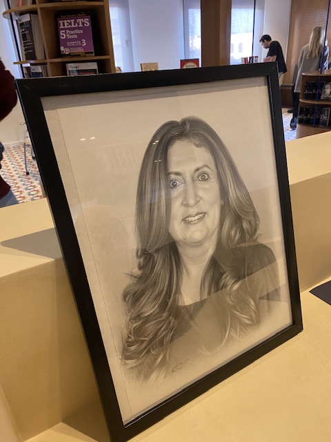 فنان أقصري يهدي السفيرة بورتريه من رسمة