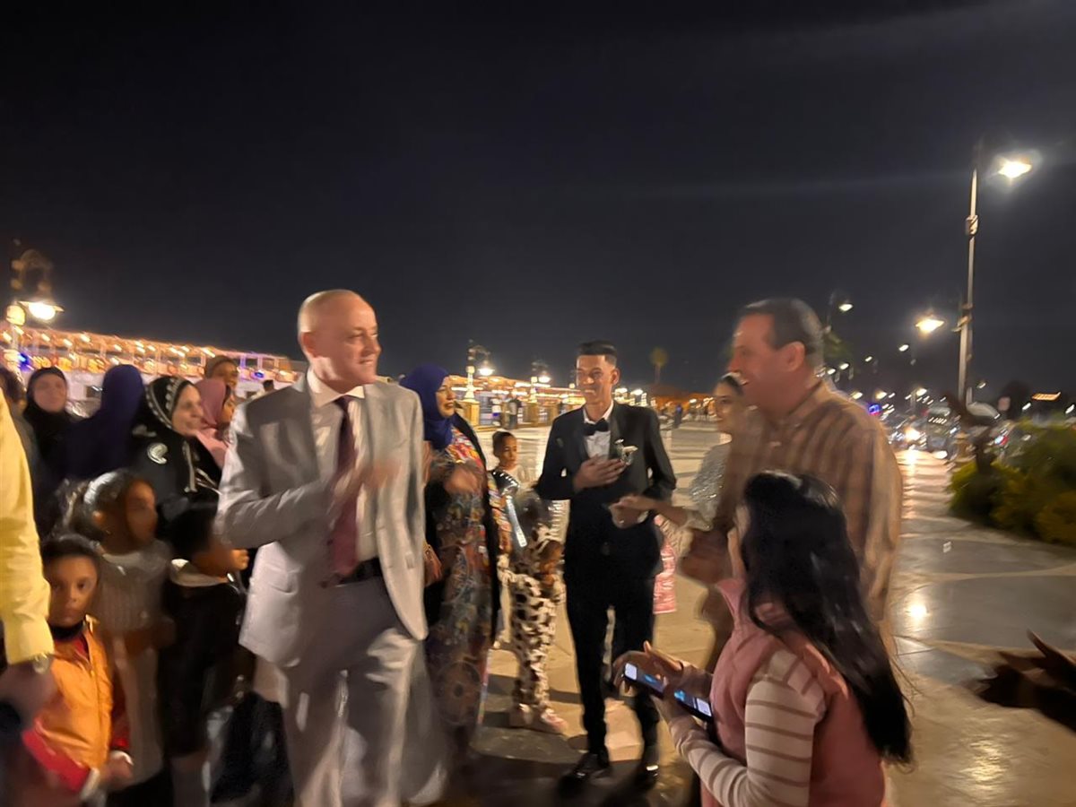 محافظ الأقصر يفاجىء عروسين بالإحتفال معهم بزفافهم&nbsp;