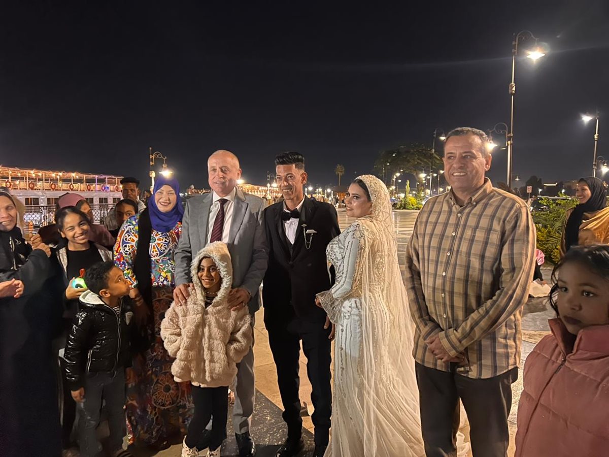 محافظ الأقصر يفاجىء عروسين بالإحتفال معهم بزفافهم&nbsp;