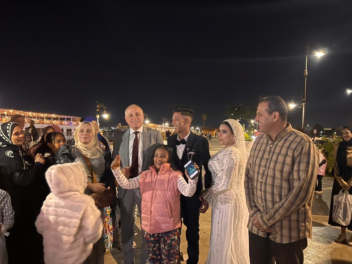 محافظ الأقصر يفاجىء عروسين بالإحتفال معهم بزفافهم&nbsp;