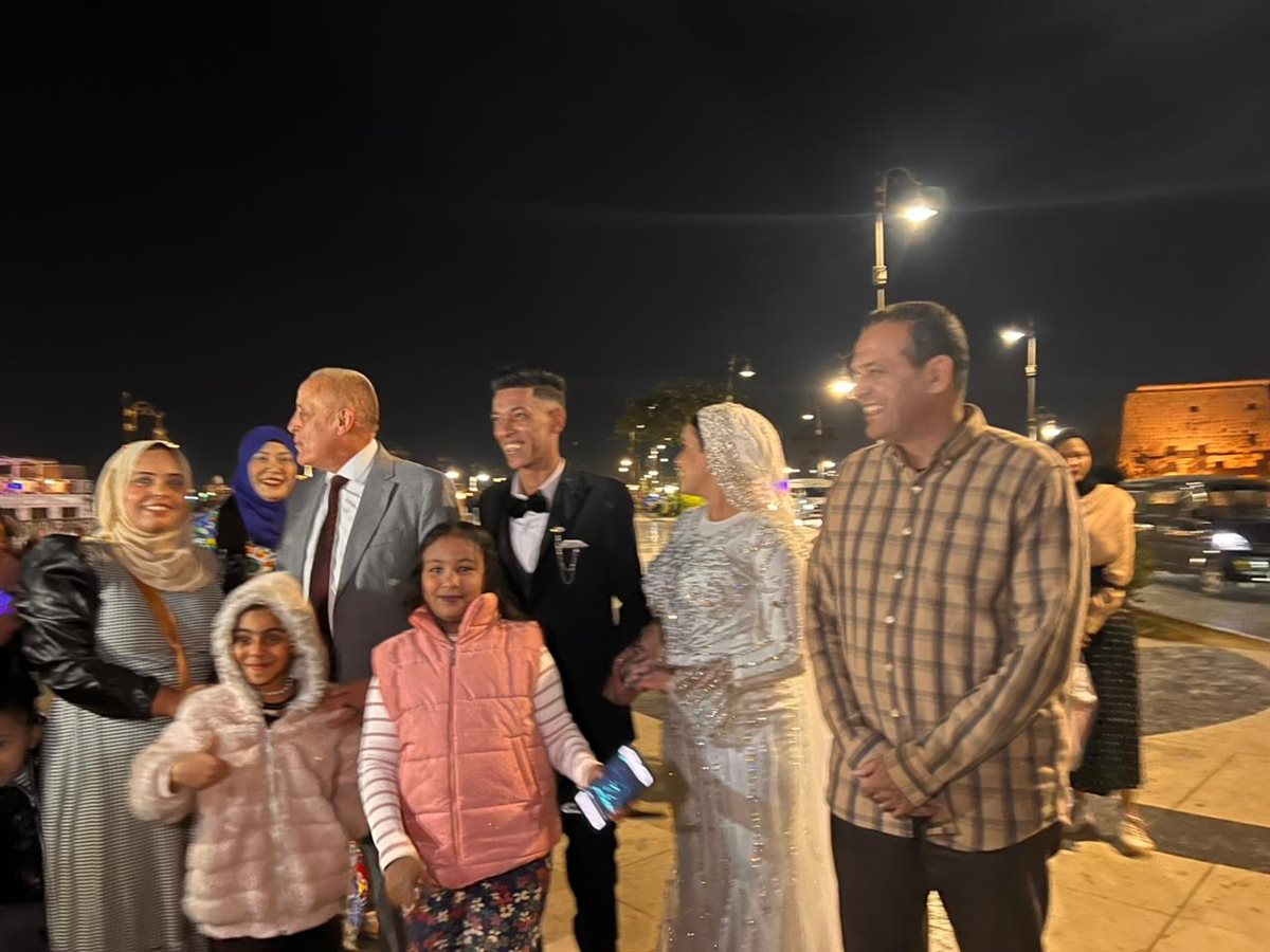 محافظ الأقصر يفاجىء عروسين بالإحتفال معهم بزفافهم&nbsp;