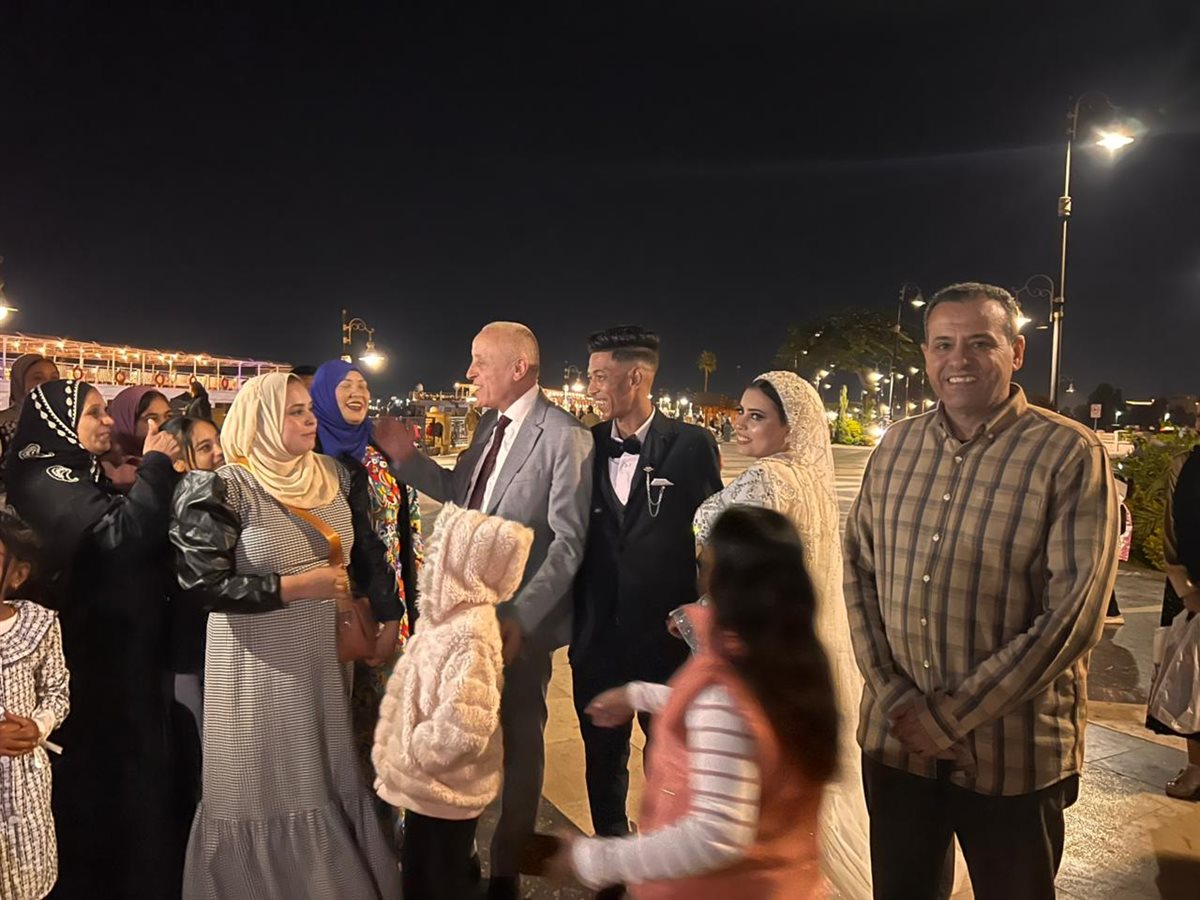 محافظ الأقصر يفاجىء عروسين بالإحتفال معهم بزفافهم&nbsp;