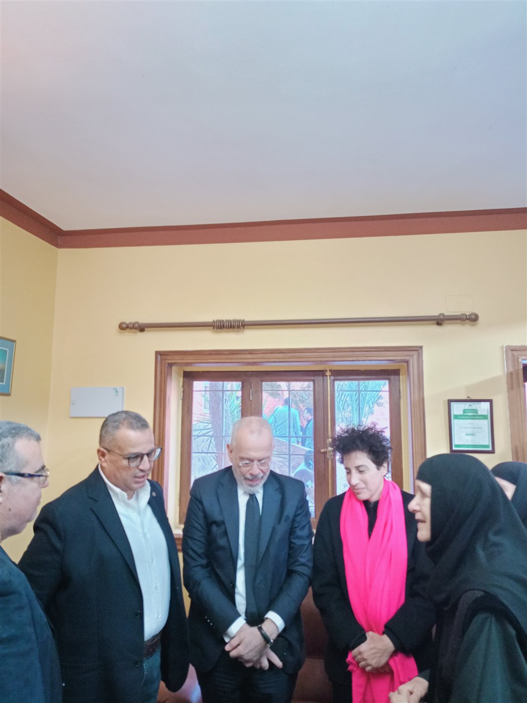 محافظ جنوب سيناء يقدم التهنئة وهدية لراهبات دير البنات